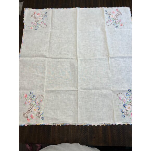 Vintage Embroidered Linen small Tablecloth With Floral Basket Design - Picture 2 of 5